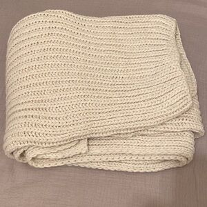 H&M super cozy knit blanket. Size 43”59”. New